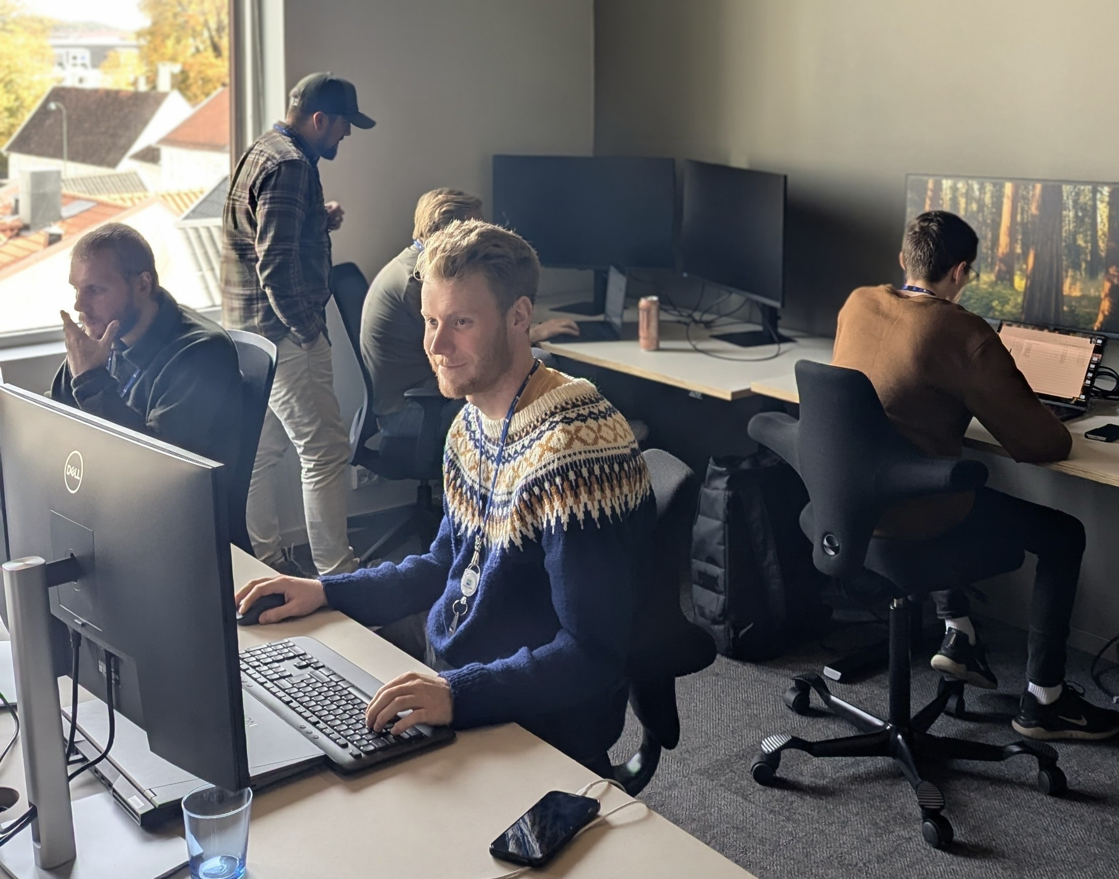 Bilde av gruppemedlemmer som arbeider